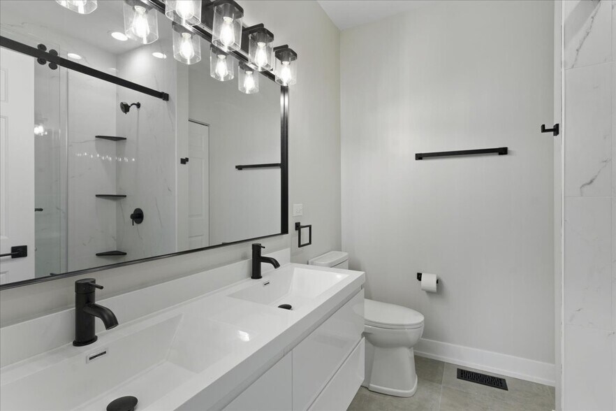 Building Photo - 839 W 14th Pl