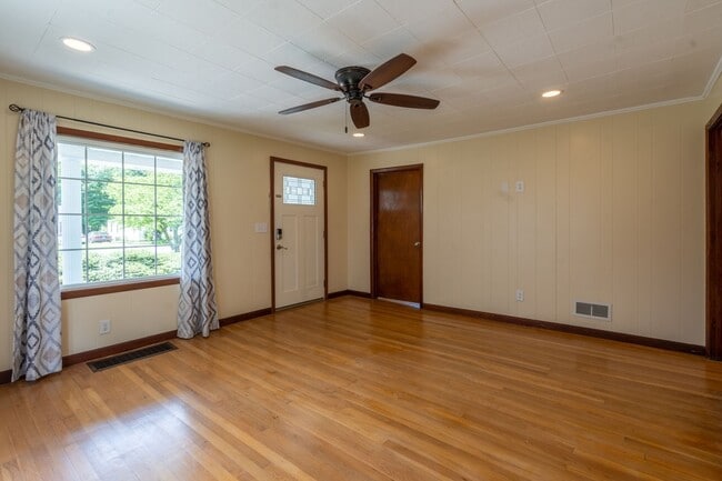 Building Photo - 3 bed and 1 bath house with fenced yard  i...