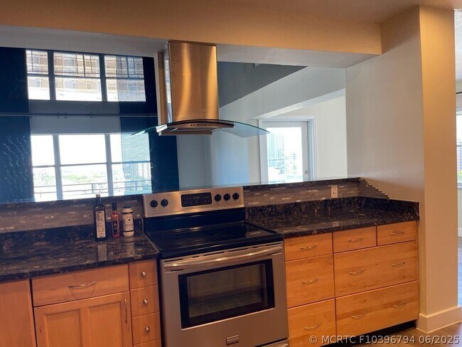 Building Photo - 401 Golden Isles Dr