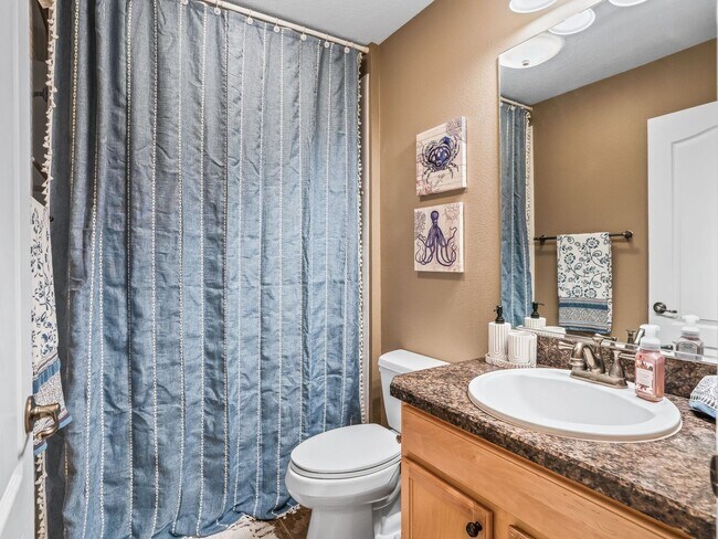 Building Photo - 3 bedroom 2 bath designer home