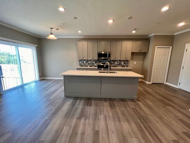 Building Photo - 2105 Canterbury Dr