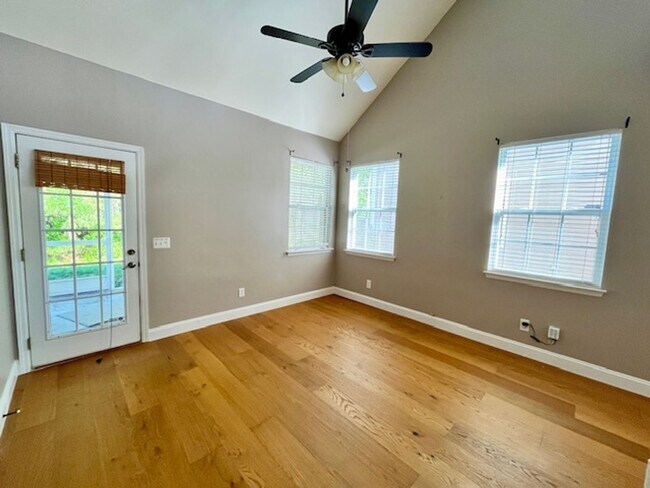 Building Photo - Spacious Move In Ready Townhome on Johns I...