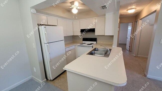 Building Photo - 3058 St Paul Dr