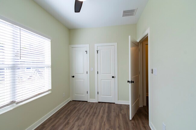 Building Photo - RnR Duplex SoBro