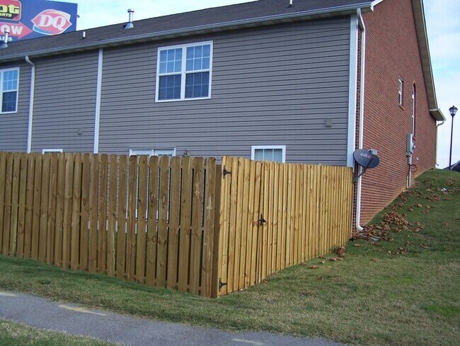 Building Photo - 2 bath, 2 car garage townhouse w/ bonus room and fenced yard