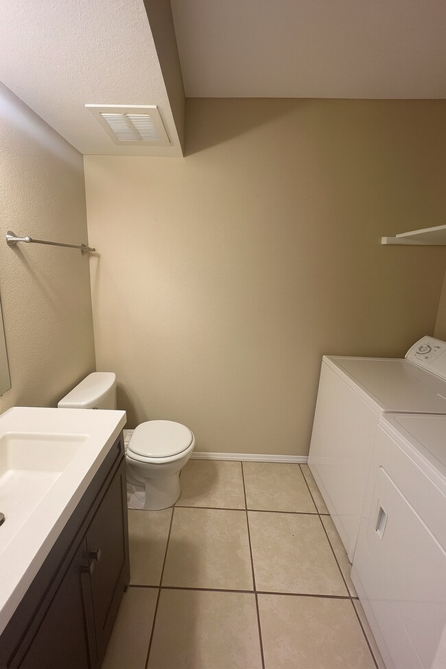 Building Photo - 2 Bedroom Townhouse Located in Northeast Colorado Springs!