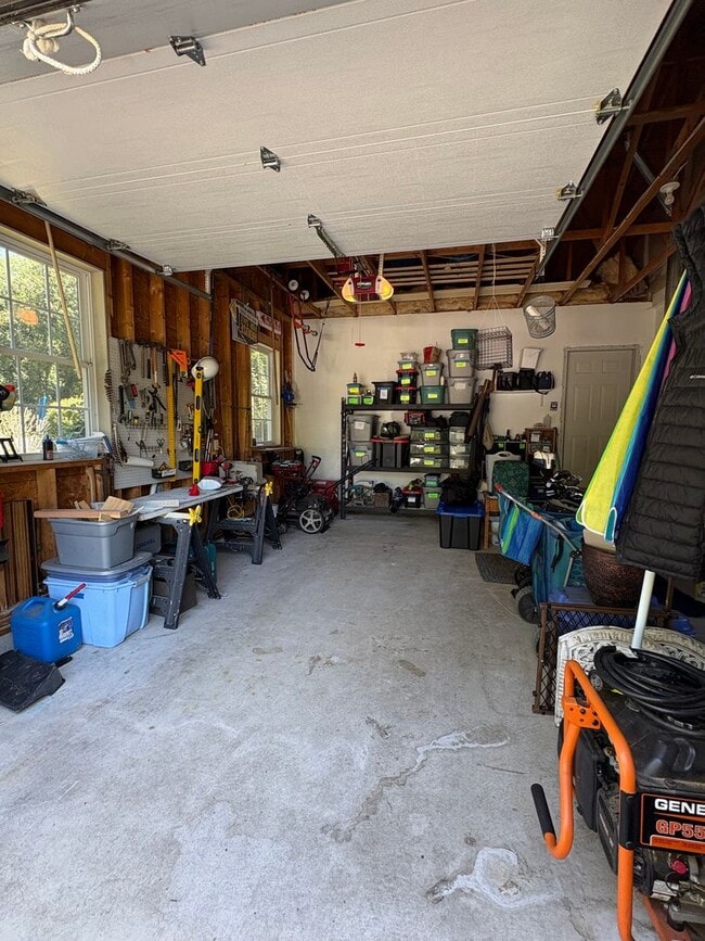 Building Photo - 2 Bed - 1.5 Bath: Single Family in New Lon...