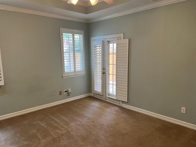 Building Photo - 1155 Enclave Square E