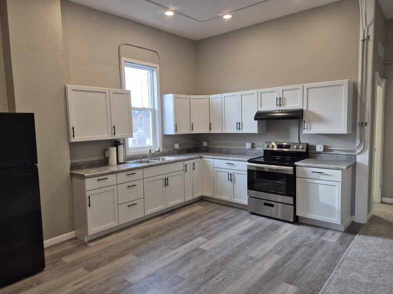 Primary Photo - 19 W Central St