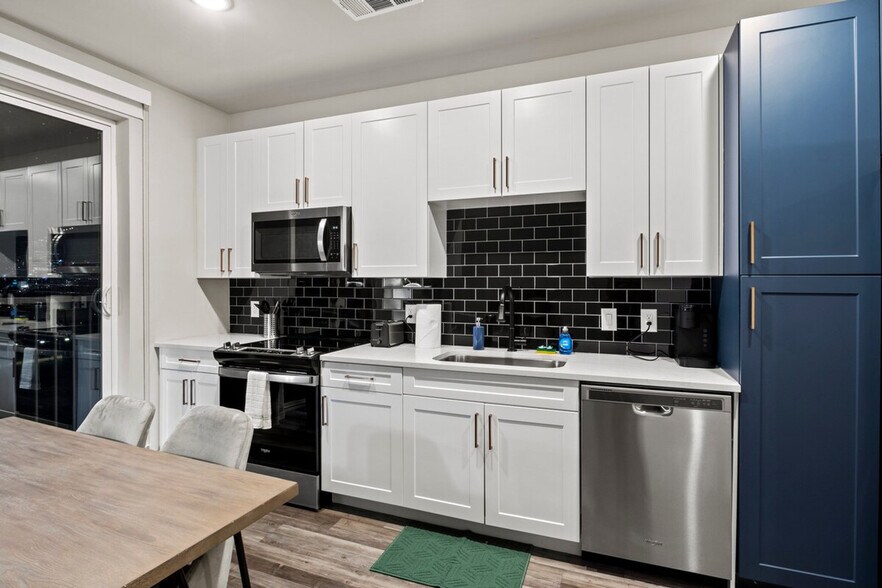 Building Photo - 2026 Clifton Ave