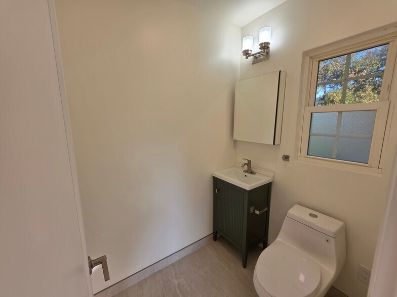 Building Photo - 2913 W Riverside Dr