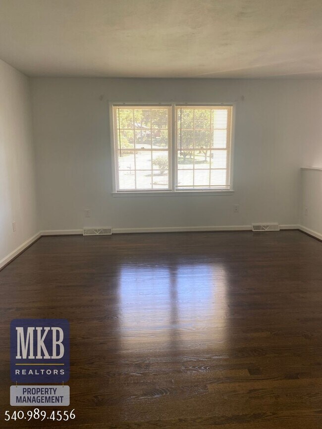 Building Photo - 4 Bedrooms, 2.5 Baths, Split Foyer, Locate...