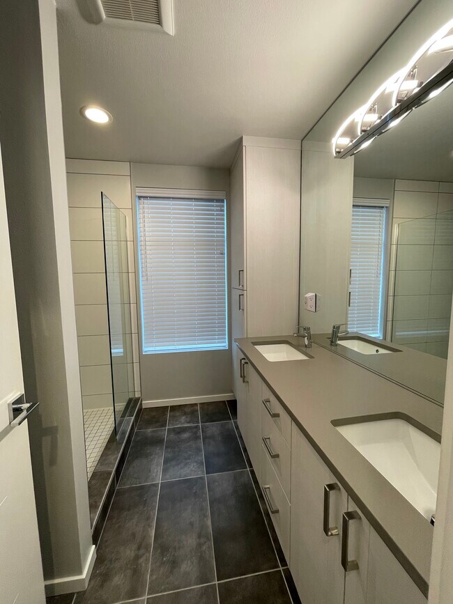 Building Photo - 820 25th Ave S