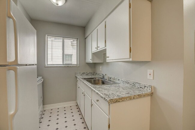 Building Photo - 522 Elliott Ave