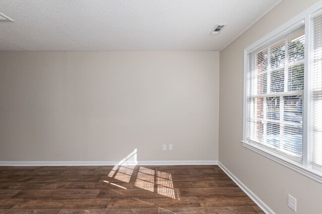 Building Photo - S Pine St