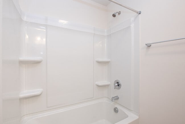 Building Photo - Two bedroom 2 1/2 bath townhome in great l...