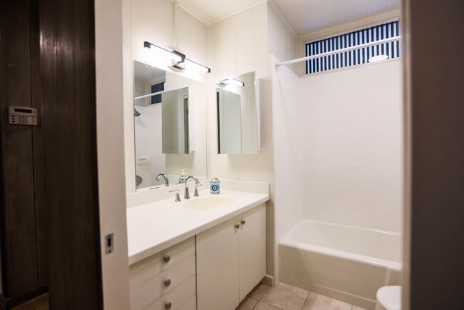 Building Photo - Well Maintained home in Manoa Valley, 3 bedrooms, 2 baths