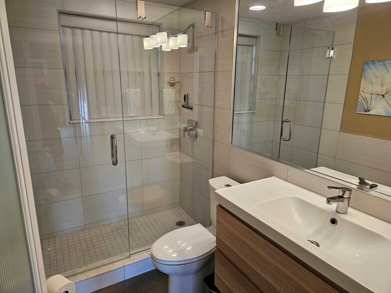 Building Photo - 404 S Beach St