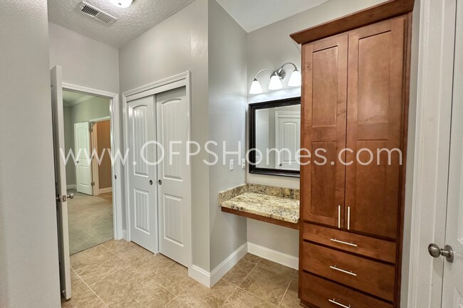 Building Photo - South Crestview 4/3 Available NOW!