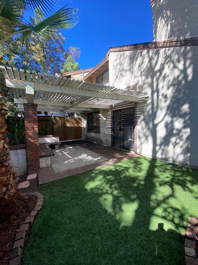 Building Photo - Alta Loma Woods Two Bed with Small Yard an...