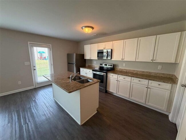 Building Photo - 313 Nutwood Trce