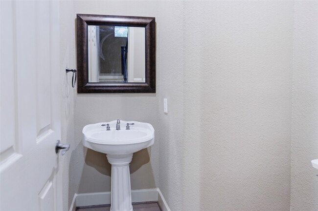 Building Photo - 1603 W 14th St