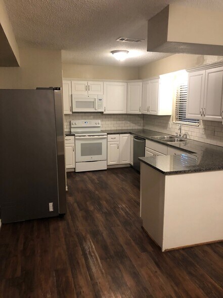 Kitchen - 7624 Thistle Ln