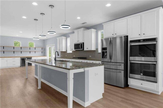 Building Photo - 5435 Mirror Lake Dr