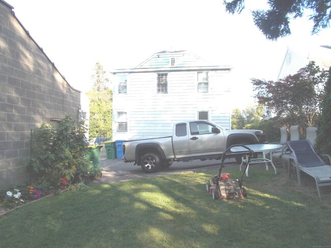 Building Photo - 479 Hill St