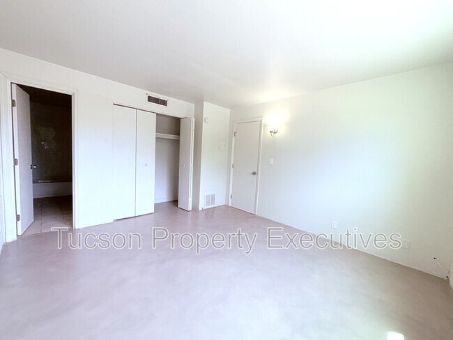 Building Photo - 319 E Blacklidge Dr