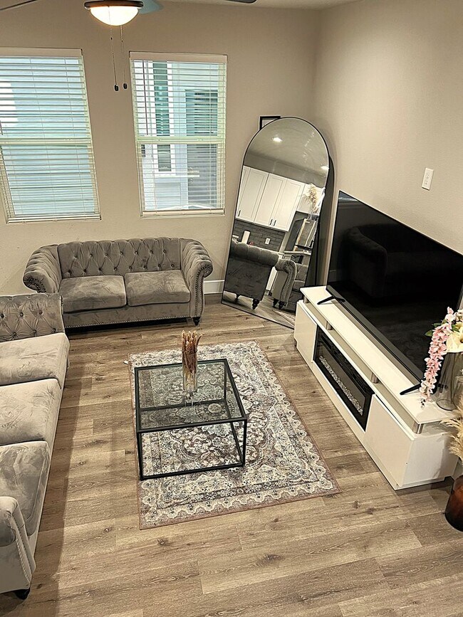 Building Photo - Like New and Close to IAH and Humble Area