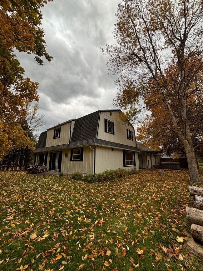 Building Photo - Spacious 4BR, 2.5BA home on 1.3 acres in Orchard Homes