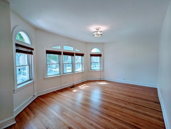 Building Photo - 834 N Kolin Ave