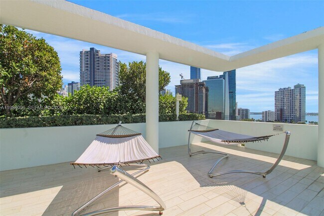 Building Photo - 1600 SW 1st Ave