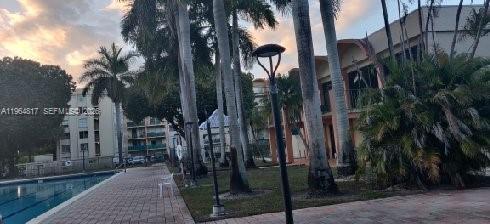 Building Photo - 9320 Fontainebleau Blvd