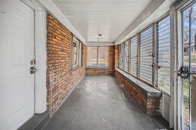 Building Photo - 2 Bed, One Bath House Near UMKC!