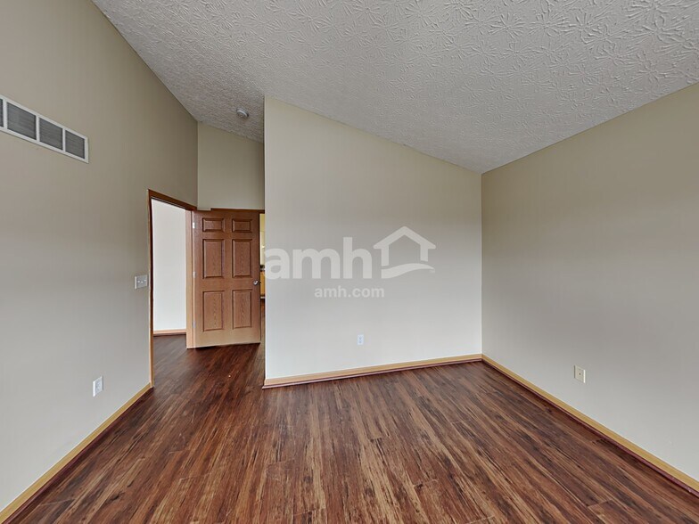 Building Photo - 1121 Streamside Dr
