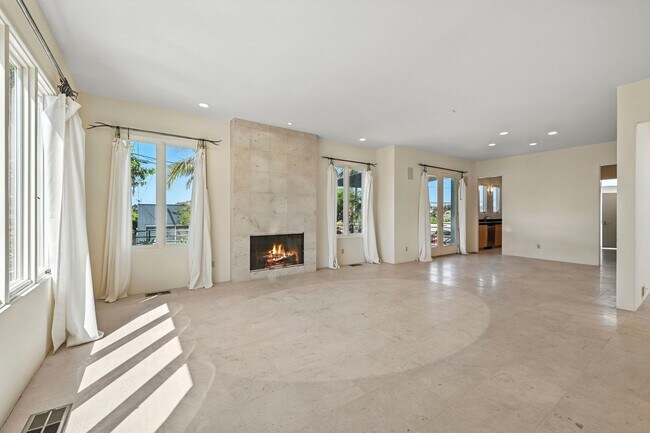 Building Photo - Gorgeous 3 Bed/3 Ba Home Tucked Away in th...
