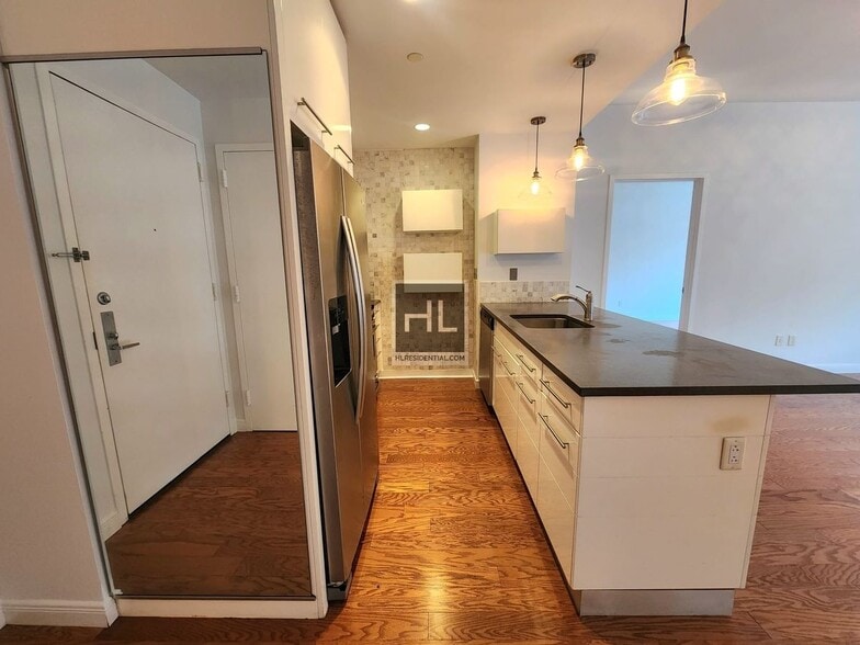 Building Photo - 2BR 2BA w/ Curvy Balcony, In-Unit Laundry, Gym, Roof Deck In Boutique Low-Rise Doorman Building