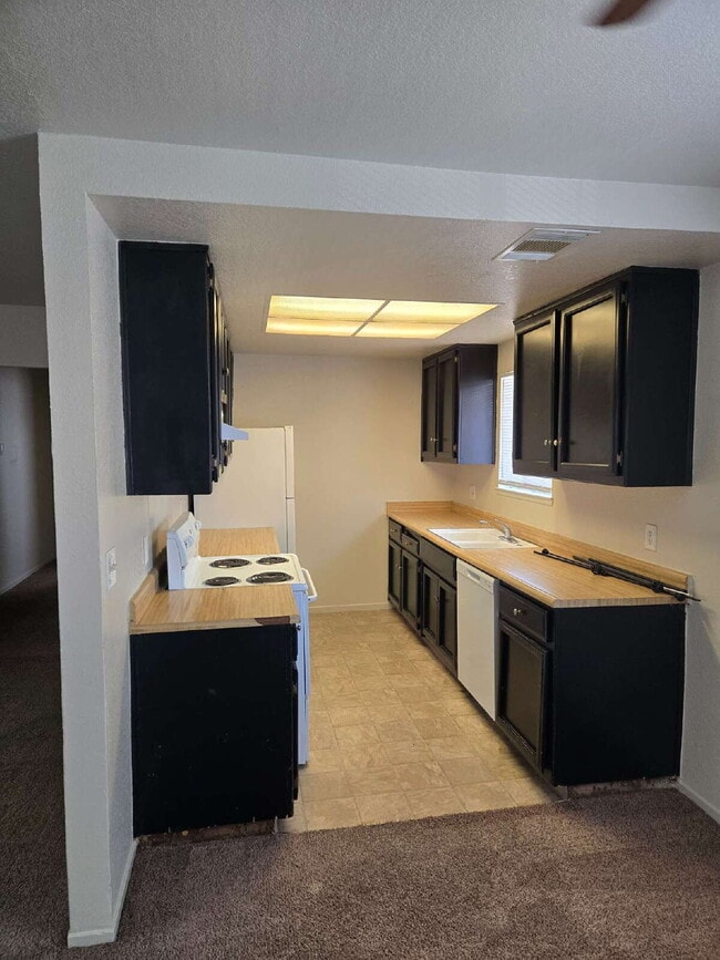 Building Photo - Competitively priced Two Bedroom Apartment...