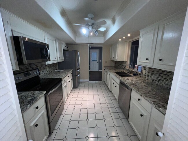 Building Photo - Townhome
