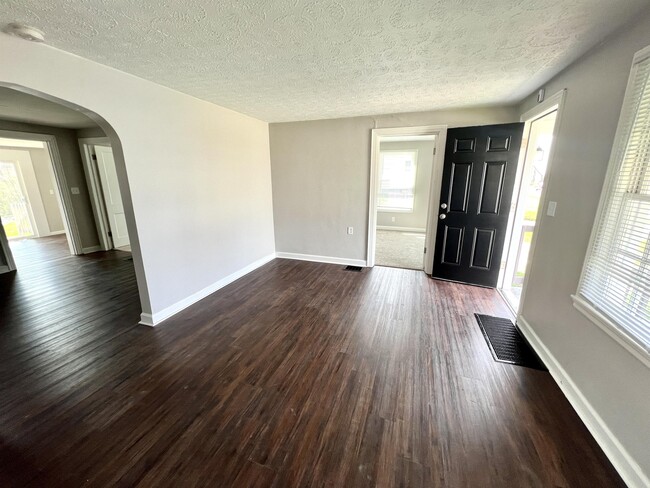 Building Photo - 2048 Parrish Ave