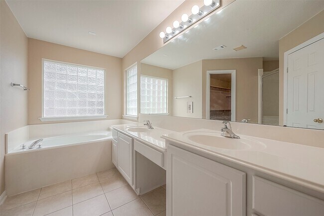 Building Photo - 134 E Foxbriar Forest Cir