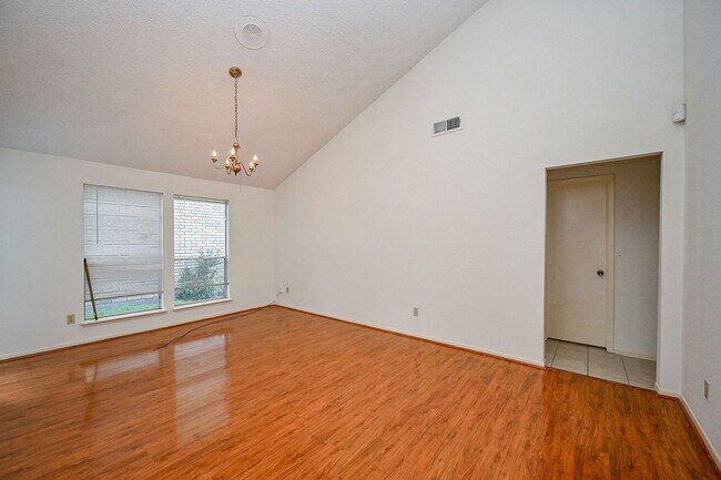 Building Photo - 13115 Richmond Ave.