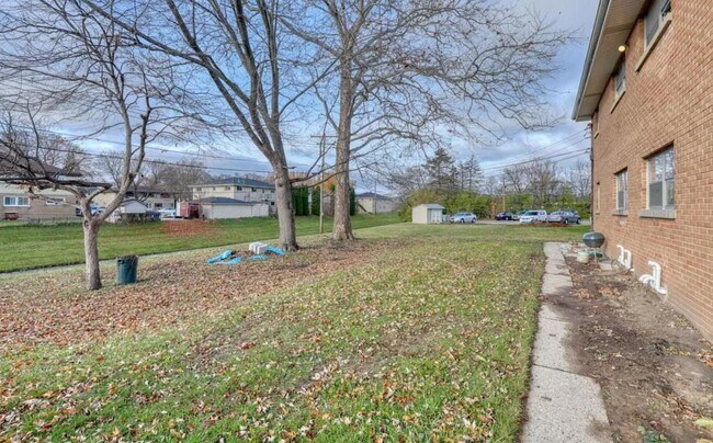 Building Photo - 7233 W Lakefield Dr