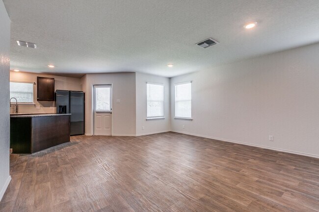Building Photo - BEAUTIFUL 3-BEDROOM D.R. HORTON HOME IN RE...