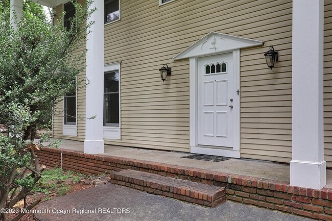 Building Photo - 18 Seven Oaks Dr
