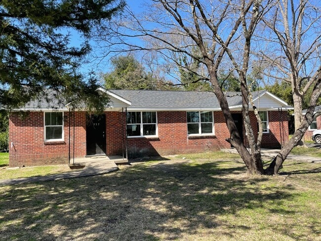 Building Photo - Renovated Duplex