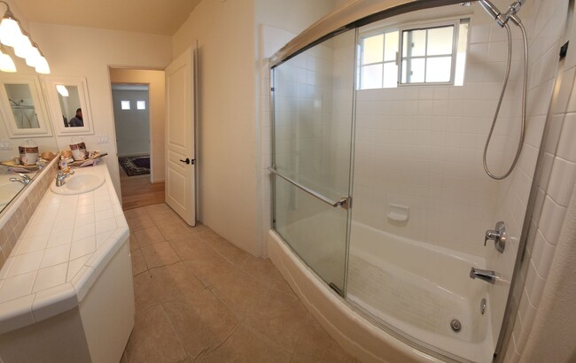 Building Photo - Contemporary Beautiful Spacious 4 bed 3 bath home