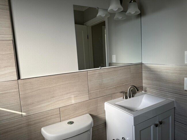 Building Photo - 137 N Center St